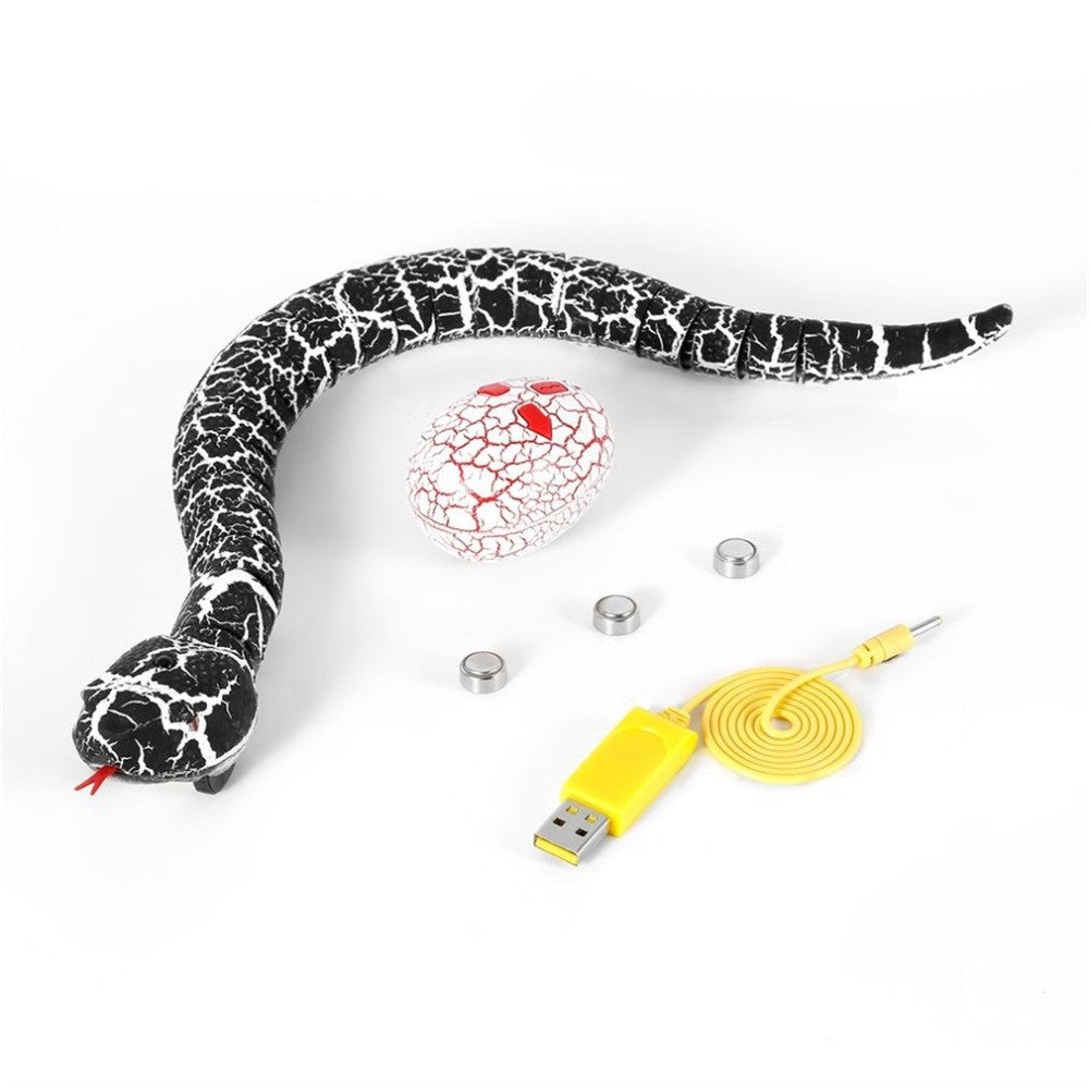 Un serpent jouet contrôlé par une télécommande