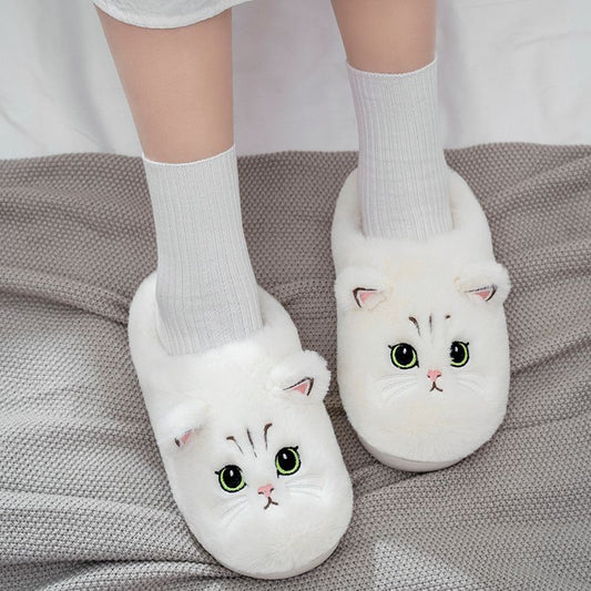 Slippers in the shape of a cat are especially warm
